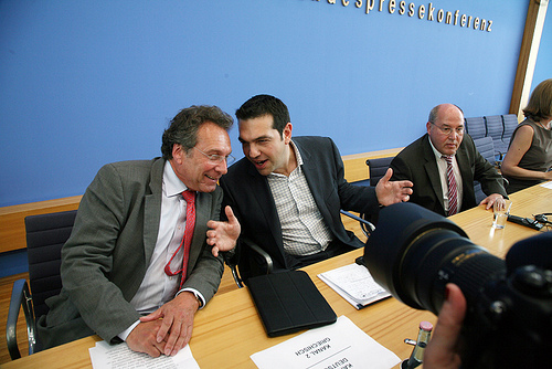 Alexis Tsipras (Mitte) mit Klaus Ernst und Gregor Gysi von der Linken. (Foto: Fraktion DIE LINKE. im Bundestag, CC BY-NC 2.0 auf flickr)
