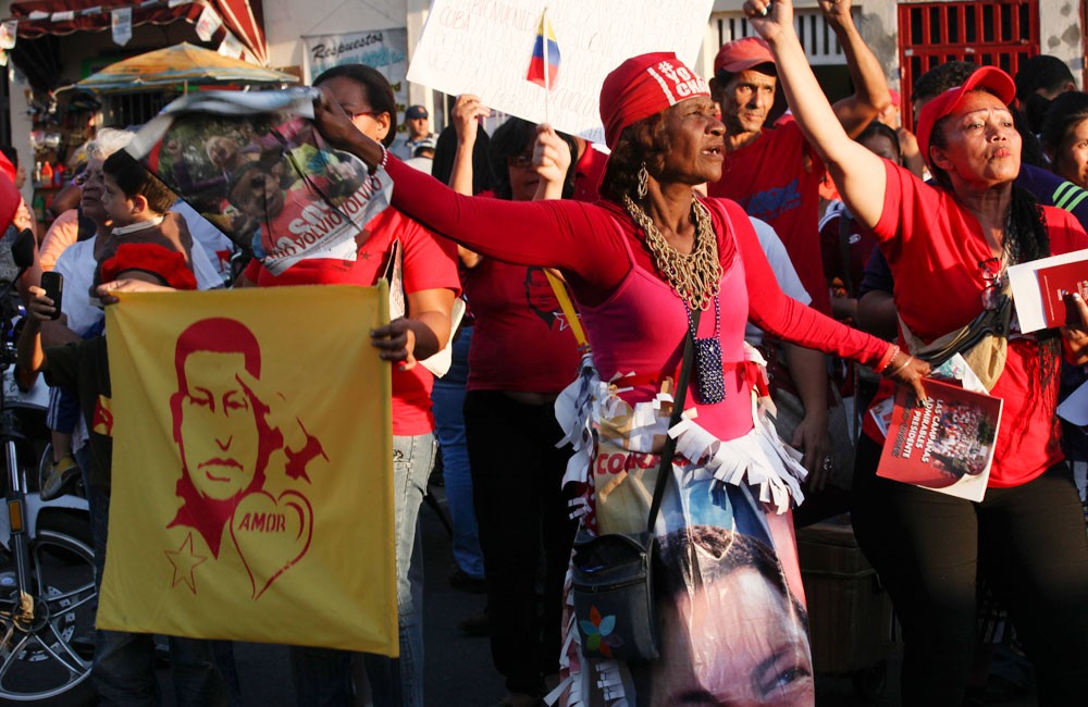 Unterstützer von Chavez vor dem Spital