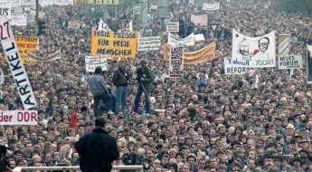 Die Alexanderplatz-Demonstration in Ost-Berlin am 4. November 1989 Bundesarchiv, Bild 183-1989-1104-437 / Settnik, Bernd / CC-BY-SA