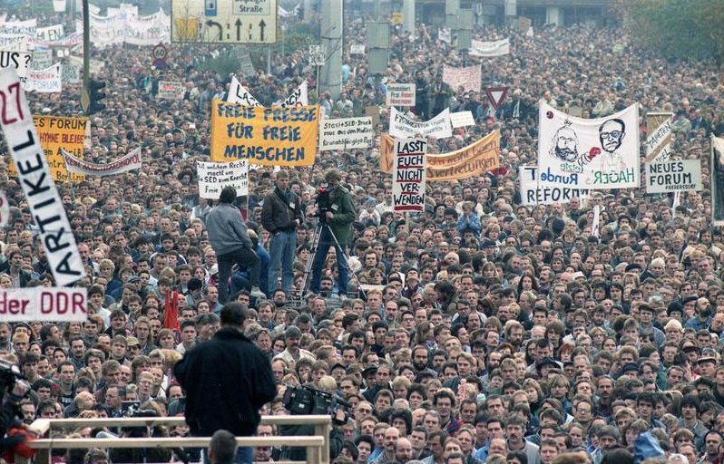 Die Alexanderplatz-Demonstration in Ost-Berlin am 4. November 1989 Bundesarchiv, Bild 183-1989-1104-437 / Settnik, Bernd / CC-BY-SA