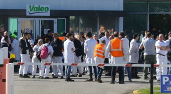 Salariés de Valeo exigeant la fermeture de leur site